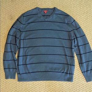 Men’s v-neck sweater